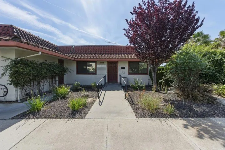 901 Sunset Drive 1, Hollister, California 95023