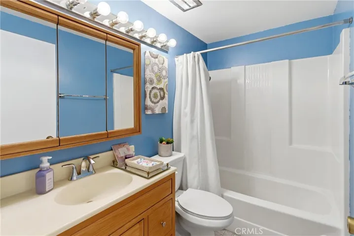 Upstairs hall bathroom