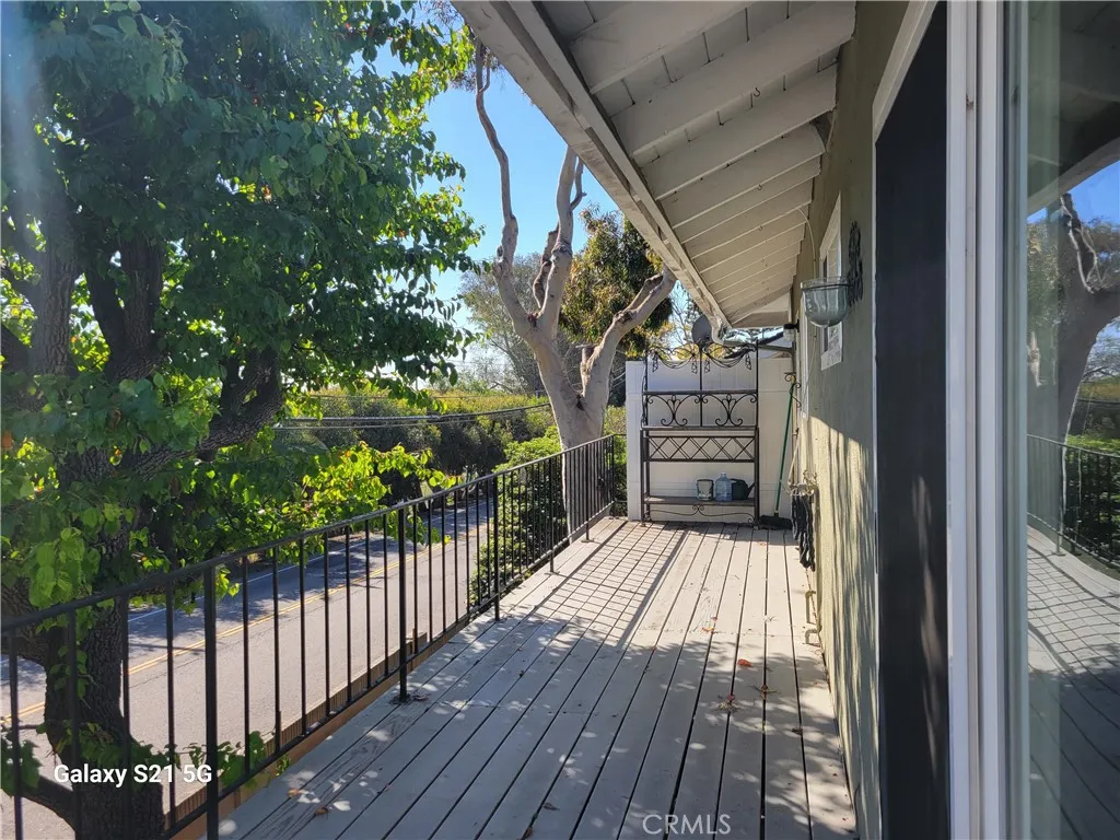200 sq. ft. expansive deck