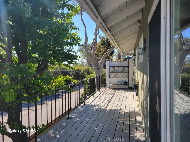 200 sq. ft. expansive deck