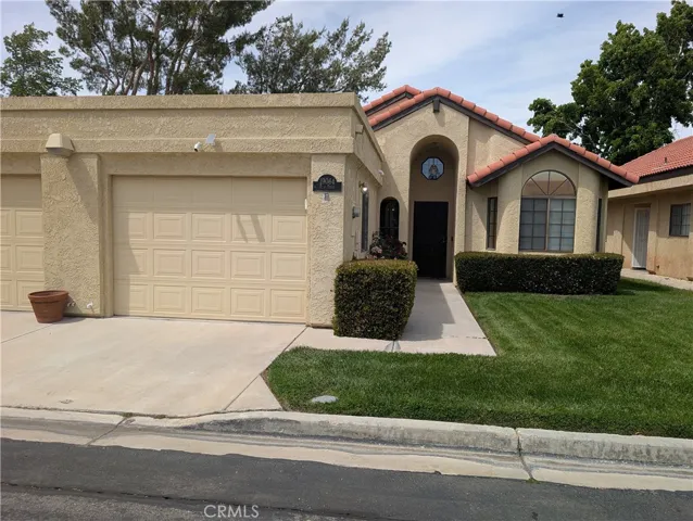 Single Family (Attached)
2 Bedrooms 2 Baths