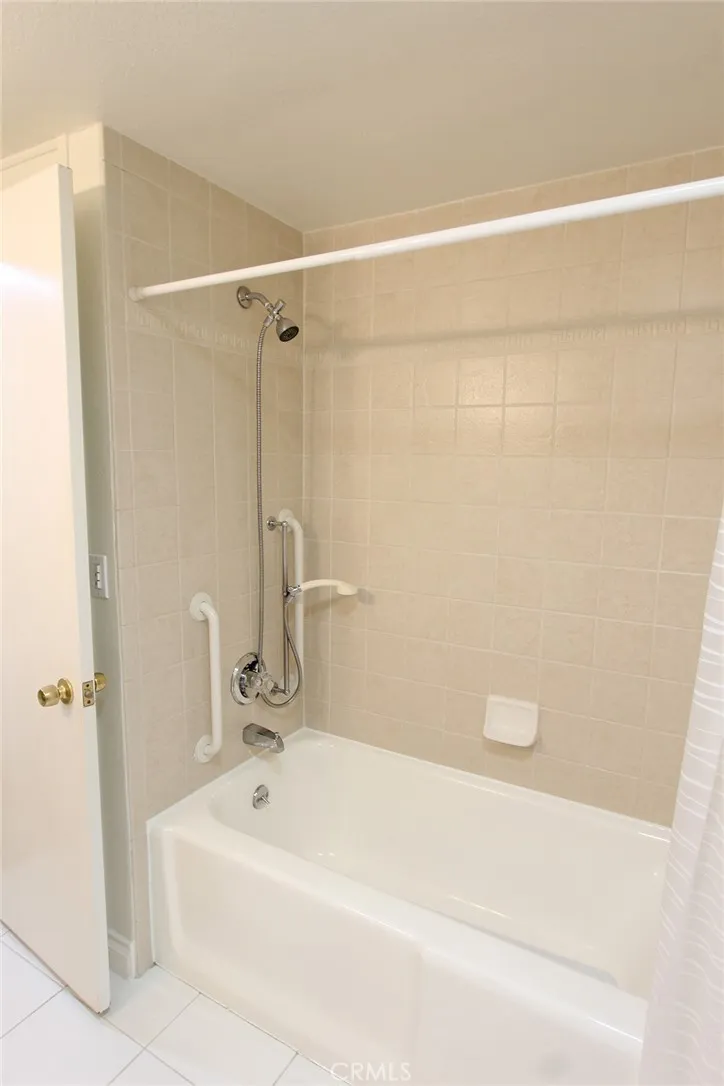 Primary Bathroom Tub-Shower