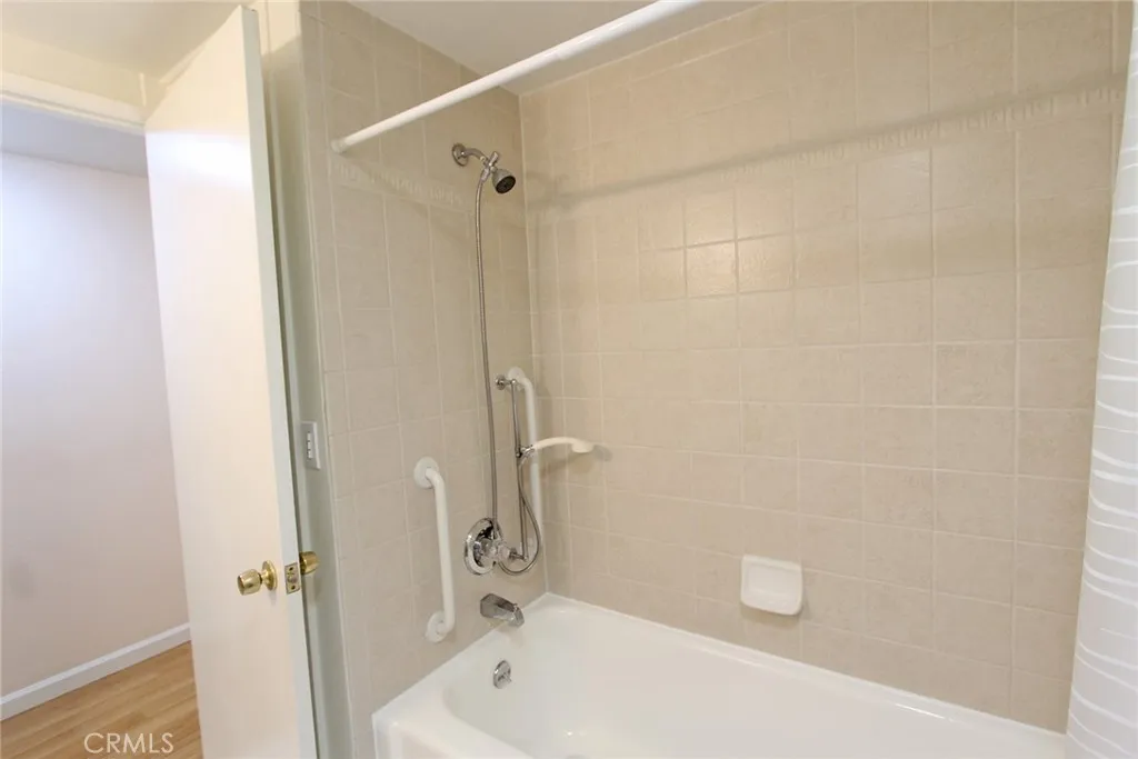 Primary Bathroom Tub-Shower