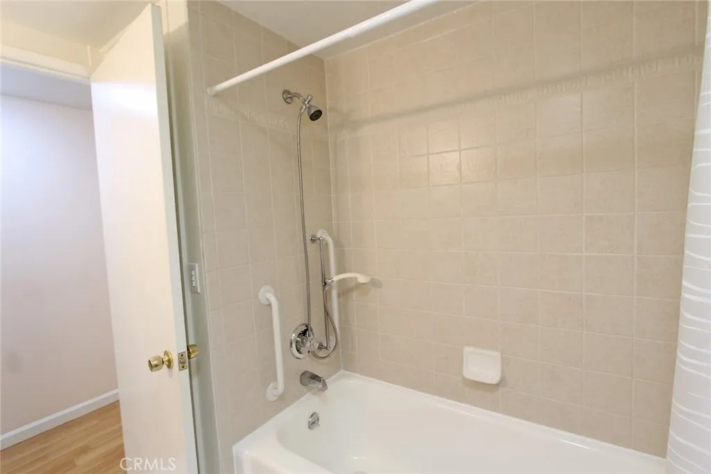 Primary Bathroom Tub-Shower