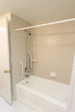 Primary Bathroom Tub-Shower