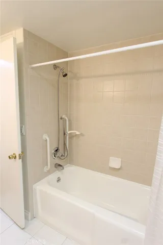 Primary Bathroom Tub-Shower