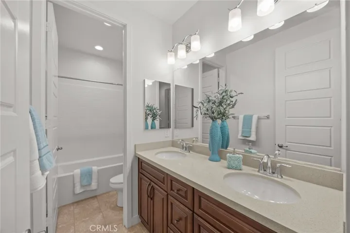 Full bath in the hall