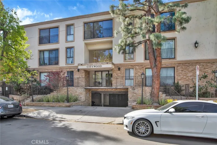 15344 Weddington Street 102, Sherman Oaks, California 91411