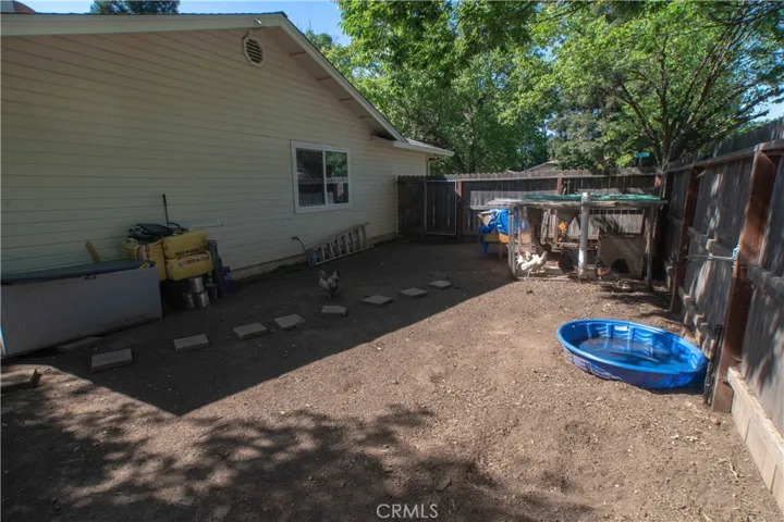 Private side yard