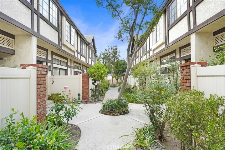 20737 Roscoe Boulevard 203, Winnetka, California 91306