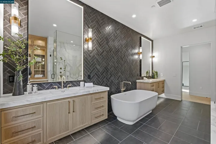 Primary​​‌​​​​‌​​‌‌​​‌​​​‌‌​​​‌​​‌‌​​‌‌​​‌‌​​​​ Bathroom