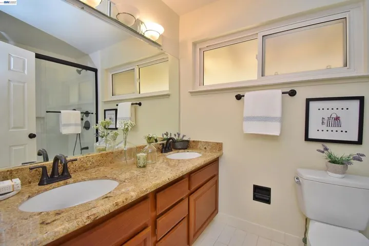 Upstairs guest bath