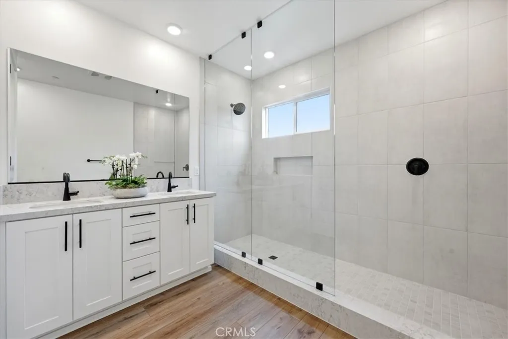Primary Suite En-Suite Bathroom Oversized shower