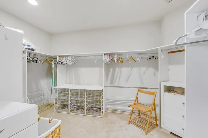 26 MASTER CLOSET MLS