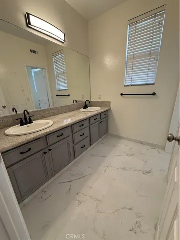 Upstairs Hallway Bathroom