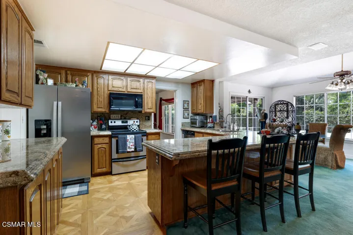 Kitchen/Breakfast Bar