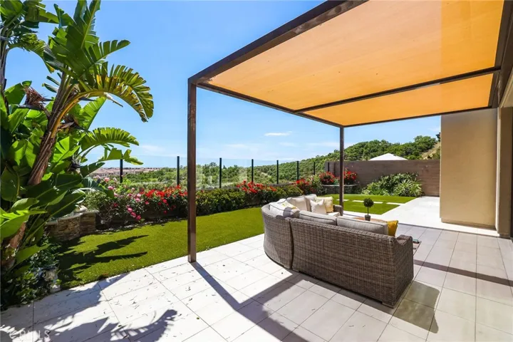 154 Roscomare, Irvine, California 92602