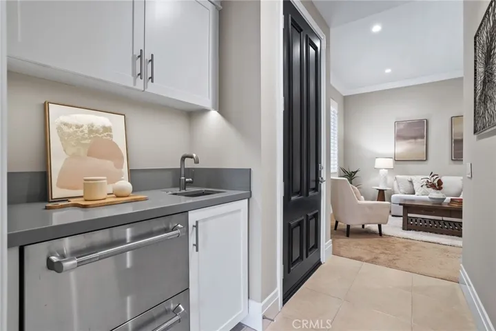 154 Roscomare, Irvine, California 92602