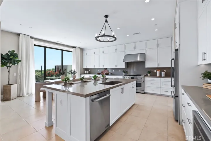 154 Roscomare, Irvine, California 92602