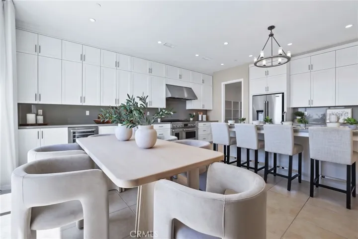 154 Roscomare, Irvine, California 92602