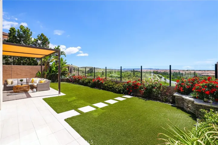 154 Roscomare, Irvine, California 92602