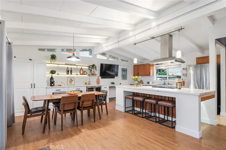 Kitchen & Dining