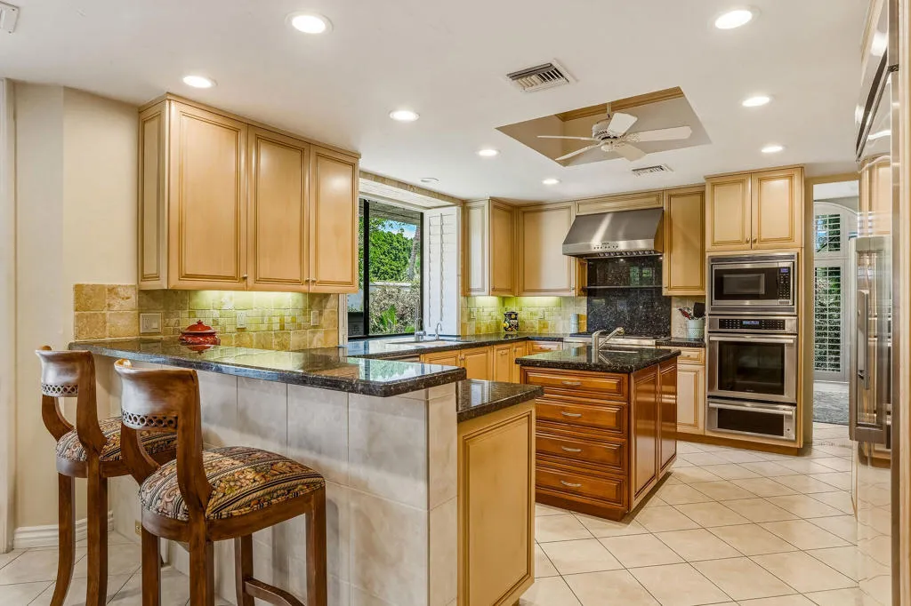 Kitchen w/ Bar Seating