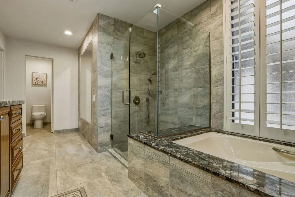 Primary Bath w/ Soaking Tub