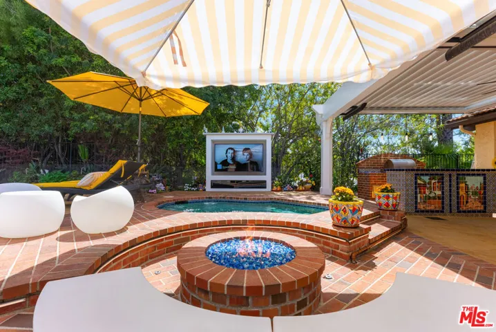 Firepit, Built in BBQ