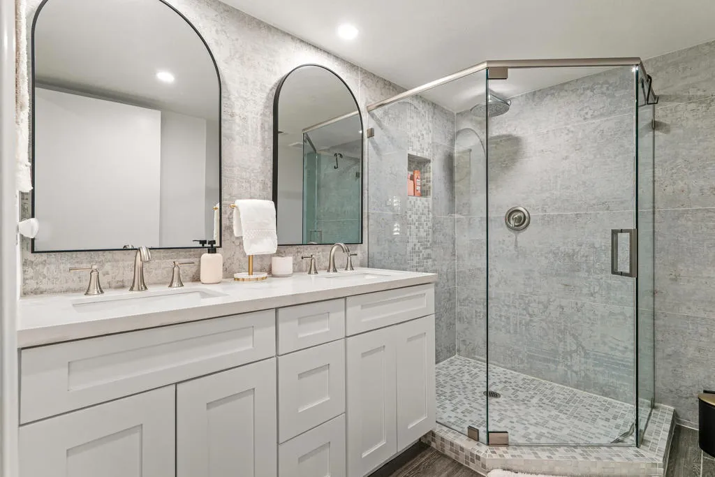 Downstairs suite bath