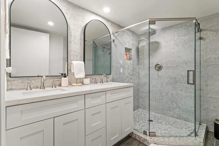 Downstairs suite bath
