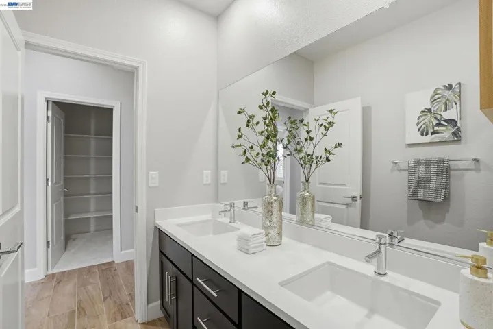 2542 Azalea Ave, Tracy, California 95376