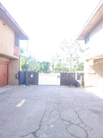 Side gate