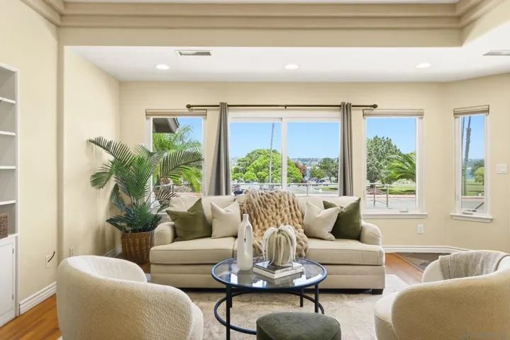 3634 Crown Point Dr, San Diego, California 92109