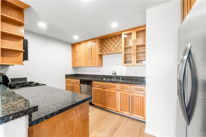 Granit countertops wood cabinetry