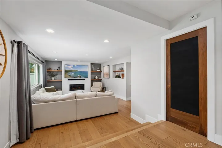 PANTRY DOOR HAS A CHALK BOARD FINISH FOR NOTES AND REMINDERS.
TV HAS A PICTURE PLACED DIGITALLY.