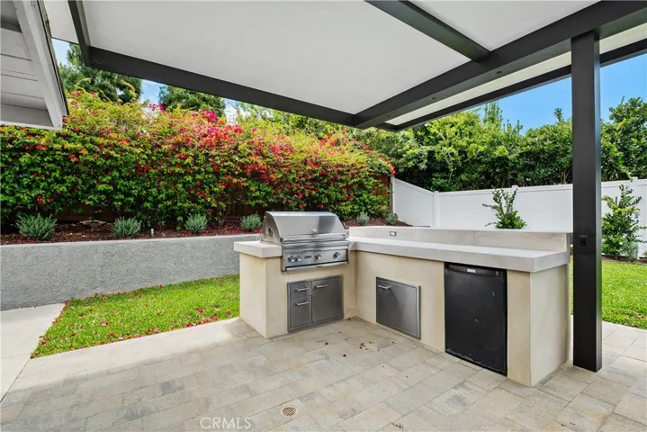 BUILT IN BBQ, PERFECT FOR ENTERTAINING.