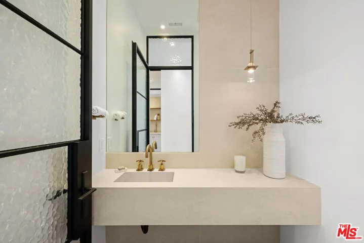 745 Sunset Avenue, Venice, California 90291