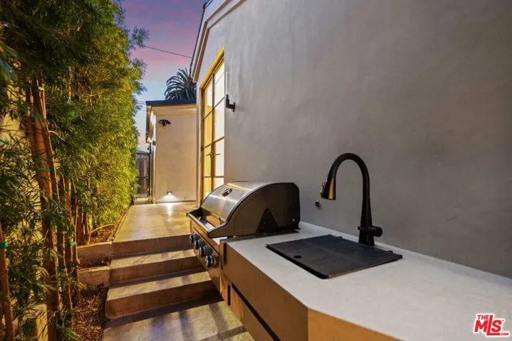 745 Sunset Avenue, Venice, California 90291