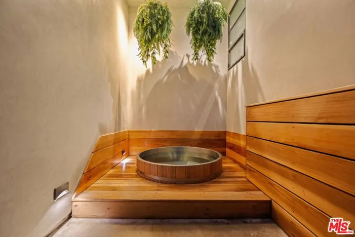 745 Sunset Avenue, Venice, California 90291
