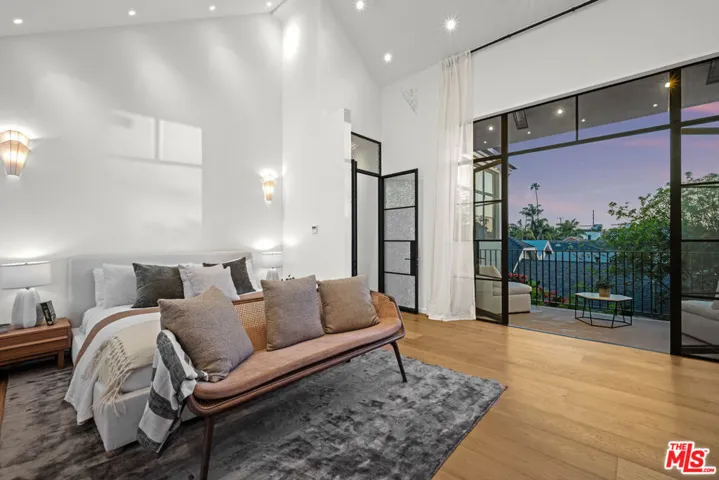 745 Sunset Avenue, Venice, California 90291