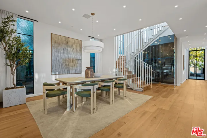 745 Sunset Avenue, Venice, California 90291