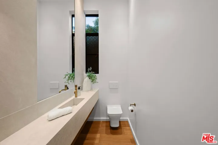 745 Sunset Avenue, Venice, California 90291