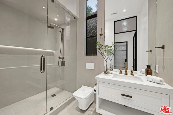 745 Sunset Avenue, Venice, California 90291