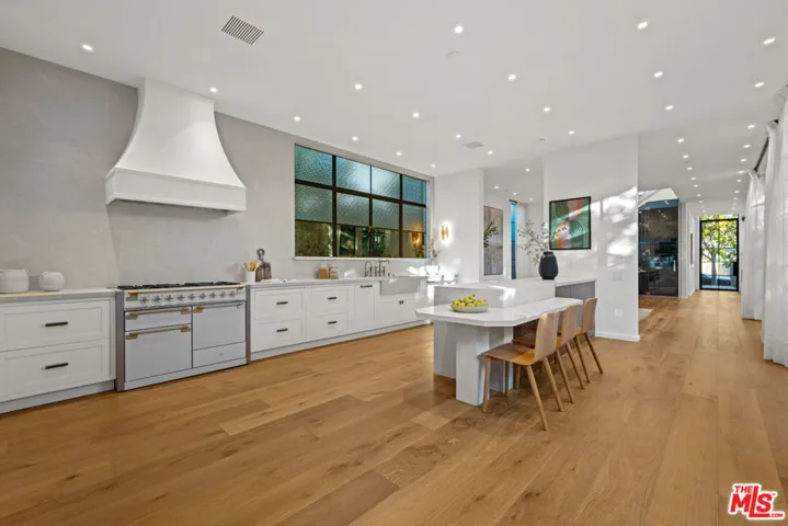 745 Sunset Avenue, Venice, California 90291