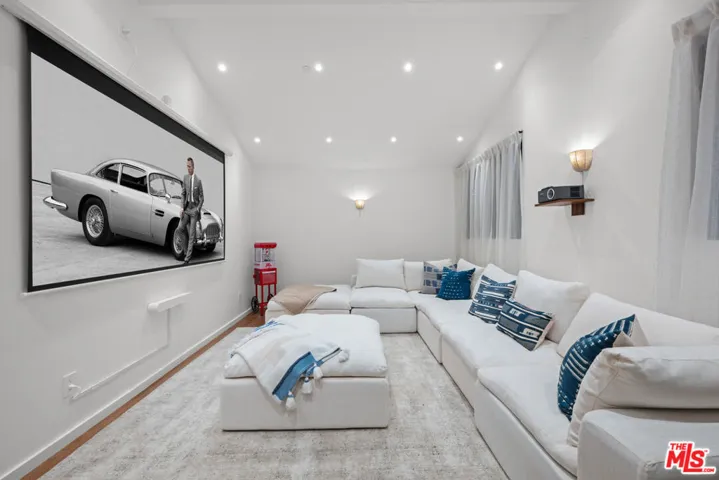 745 Sunset Avenue, Venice, California 90291