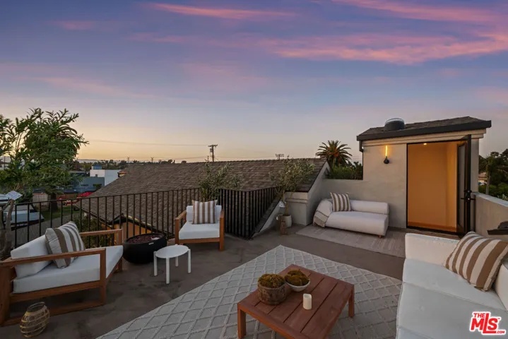745 Sunset Avenue, Venice, California 90291
