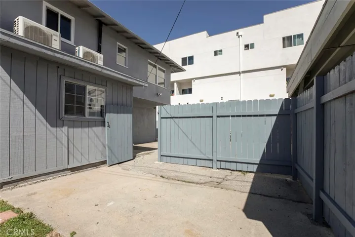 Rear downstairs unit has private yard