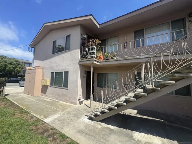 3035 Macaulay, San Diego, California 92106