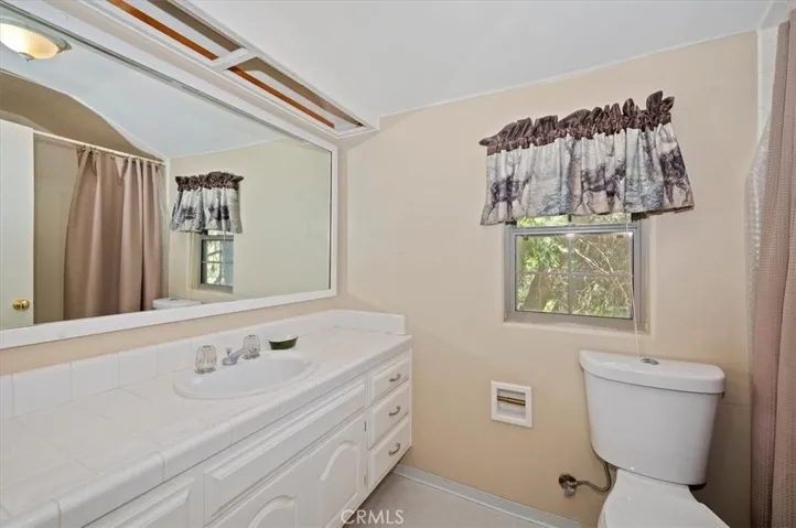 upstairs bathroom between both bedrooms